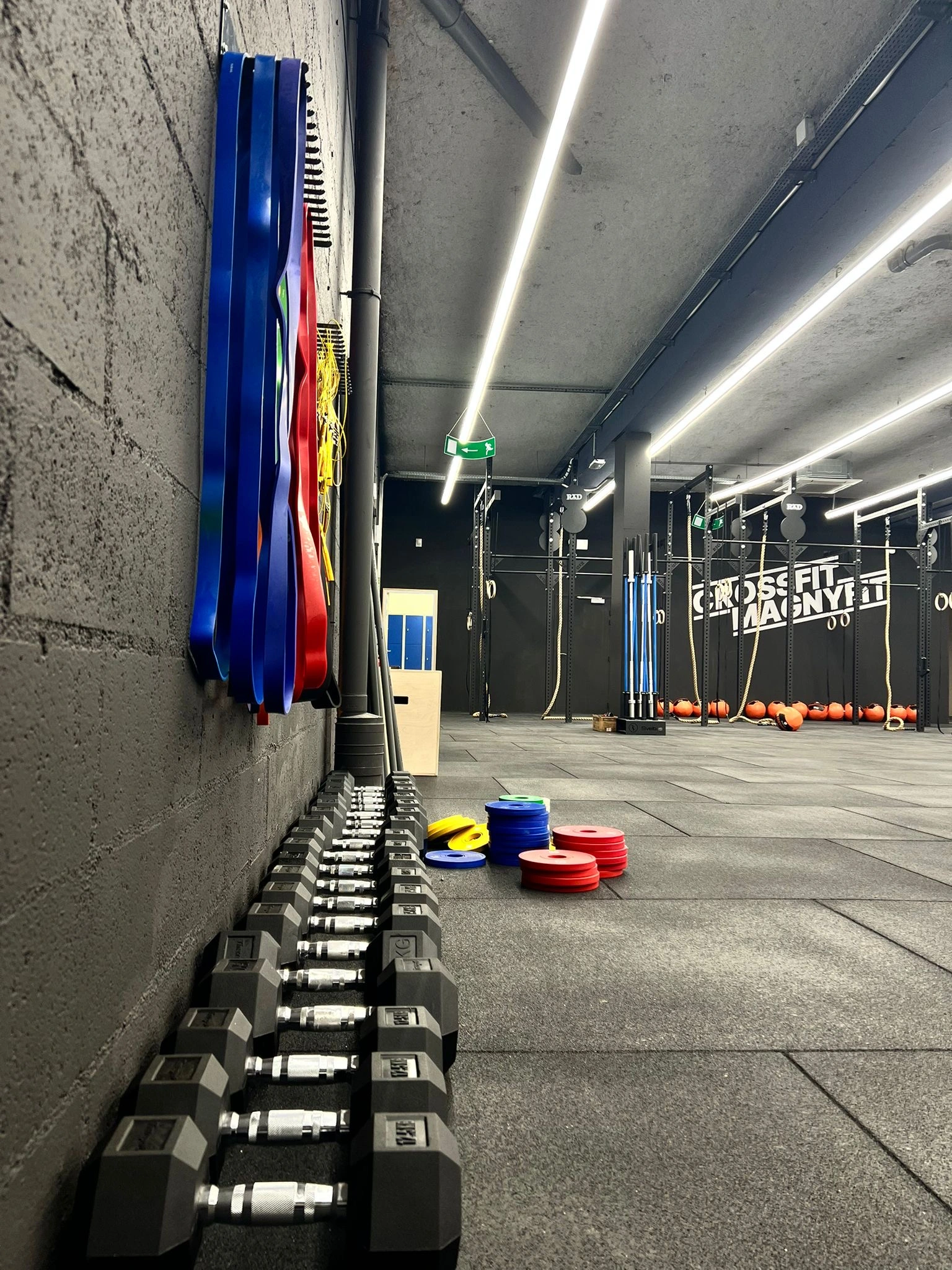 7fff9e3b-0015-4c24-8b26-4ae0eab485da haltères et élastiques dans la salle de crossfit Magnyfit à Magny les Hammeaux