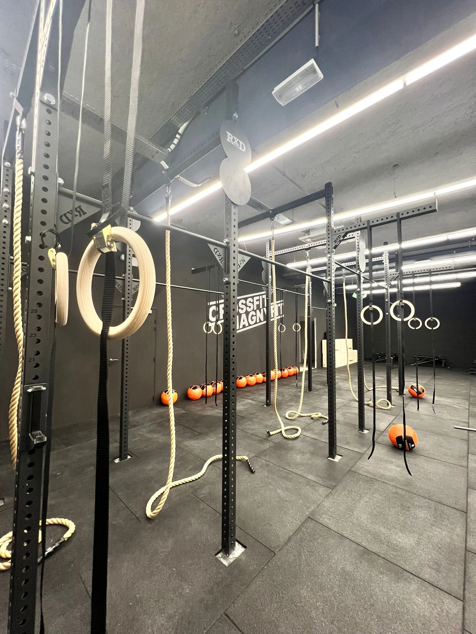 e758b2fe-db4e-4a92-8eb2-29ad0b4938be-2 racks dans la salle de crossfit Magnyfit à Magny les Hammeaux